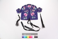 紫緞地彩繡花鳥人物紋狀元童帽藏品圖，第2張