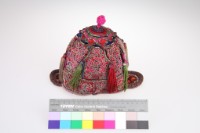 大紅地打籽繡花卉紋附耳套童帽藏品圖，第2張