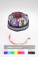 黑緞地納紗繡人物紋童帽藏品圖，第2張