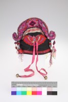 白紫地彩繡花蝶紋八仙狀元童帽藏品圖，第2張