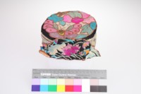 黑地彩繡蓮花紋平頂童帽藏品圖，第1張