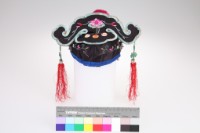 黑緞地彩繡花卉紋八仙狀元童帽藏品圖，第2張