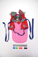 大紅緞地彩繡虎頭幼童風帽藏品圖，第1張