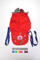 大紅緞地彩繡虎頭幼童風帽藏品圖，第2張