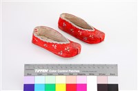 紅地彩繡花卉壽字紋童鞋-1藏品圖，第1張