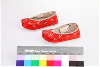 紅地彩繡花卉壽字紋童鞋-2藏品圖，第2張