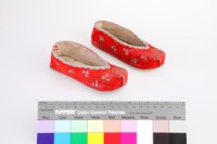 紅地彩繡花卉壽字紋童鞋藏品圖，第1張