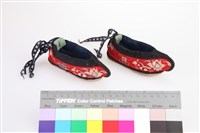 紅地彩繡花卉紋童鞋-2 藏品圖，第2張