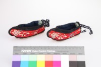 紅地彩繡花卉紋童鞋藏品圖，第1張