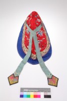 紅緞地鑲藍白邊盤金彩繡花卉紋幼童風帽藏品圖，第2張