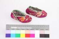 紫紅地納紗繡花卉紋童鞋藏品圖，第2張