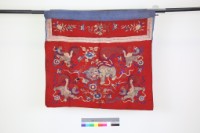 紅綢地盤金彩繡五獅戲球紋桌圍藏品圖，第1張