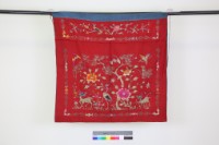 紅綢地彩繡松鶴花鳥紋桌圍藏品圖，第1張