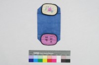 藍棉地刺繡方形柱嬰兒枕藏品圖，第1張