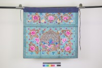 淡藍綢地盤金彩繡孔雀開屏牡丹紋桌圍藏品圖，第1張