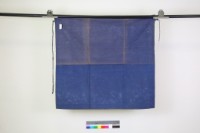 淡藍綢地盤金彩繡孔雀開屏牡丹紋桌圍藏品圖，第2張