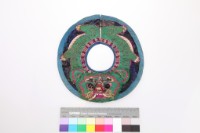 藍緞地綠虎圍涎藏品圖，第1張