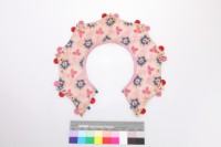 藍緞地八角雙鳳牡丹紋圍涎藏品圖，第2張