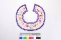 白緞地三多紋圍涎藏品圖，第1張