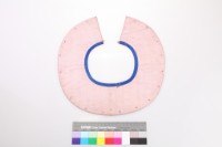 白緞地三多紋圍涎藏品圖，第2張