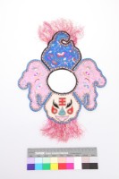 彩繡虎形圍涎藏品圖，第1張