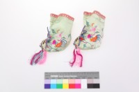 綠緞地鳳頭繡花嬰兒鞋套 藏品圖，第1張