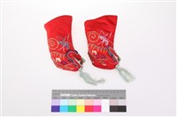 紅緞地虎頭繡花幼童鞋套 -1藏品圖，第2張