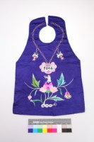 寶藍綢地彩繡蓮生貴子紋圍涎藏品圖，第1張