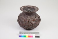 竹籐斜紋編蝶繞折沿圓形花器的圖片