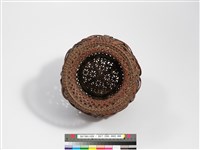 竹籐斜紋編蝶繞折沿圓形花器藏品圖，第7張