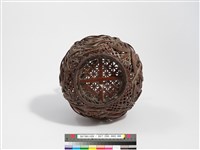 竹籐斜紋編蝶繞折沿圓形花器藏品圖，第8張