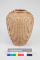 竹籐平編橄欖形花器的圖片