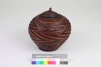 竹籐編之字紋心形有蓋甕的圖片