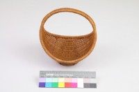 籐編半月形花器的圖片