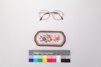 粉紅緞地鑲紅綠邊彩繡的圖片