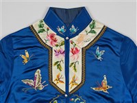 寶藍緞地鑲乳白邊彩繡花蝶紋對襟女短襖藏品圖，第5張