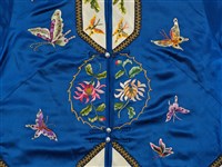 寶藍緞地鑲乳白邊彩繡花蝶紋對襟女短襖藏品圖，第6張