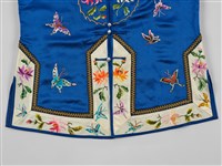 寶藍緞地鑲乳白邊彩繡花蝶紋對襟女短襖藏品圖，第7張
