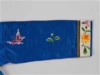 寶藍緞地鑲乳白邊彩繡花蝶紋對襟女短襖藏品圖，第9張