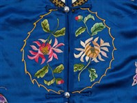 寶藍緞地鑲乳白邊彩繡花蝶紋對襟女短襖藏品圖，第10張