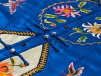 寶藍緞地鑲乳白邊彩繡花蝶紋對襟女短襖藏品圖，第11張