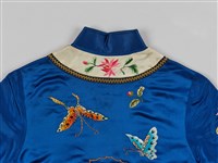 寶藍緞地鑲乳白邊彩繡花蝶紋對襟女短襖藏品圖，第12張