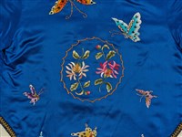 寶藍緞地鑲乳白邊彩繡花蝶紋對襟女短襖藏品圖，第13張