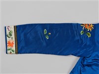 寶藍緞地鑲乳白邊彩繡花蝶紋對襟女短襖藏品圖，第15張