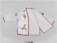 白緞地鑲紅邊彩繡花果吉紋對襟女短襖藏品圖，第3張