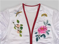白緞地鑲紅邊彩繡花果吉紋對襟女短襖藏品圖，第5張