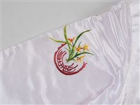 白緞地鑲紅邊彩繡花果吉紋對襟女短襖藏品圖，第7張