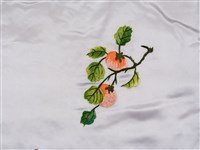 白緞地鑲紅邊彩繡花果吉紋對襟女短襖藏品圖，第10張