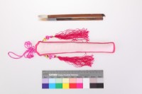 粉紅緞地鑲桃紅邊花卉紋筆套組藏品圖，第2張