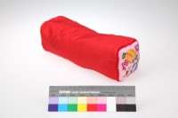 紅緞地彩繡花果紋嬰兒枕頭藏品圖，第2張